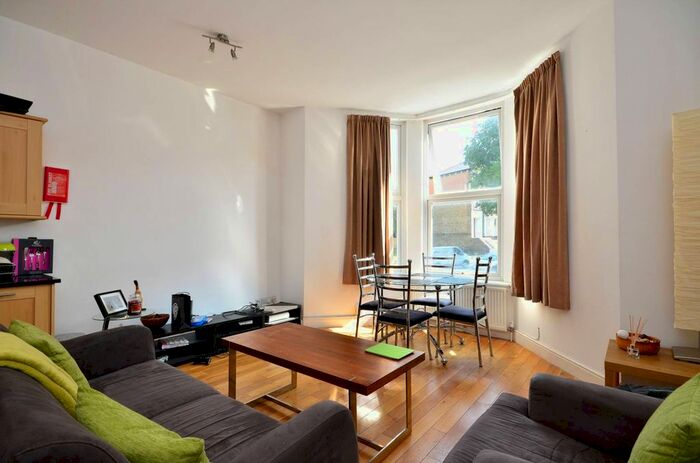 2 Bedroom Flat To Rent In Haselrigge Road, Clapham North, London, SW4