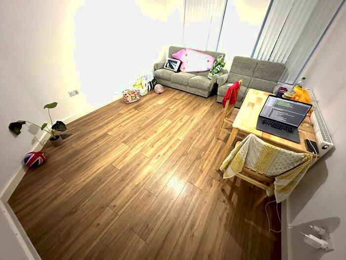 2 Bedroom Flat To Rent In School Road, Hounslow, TW3