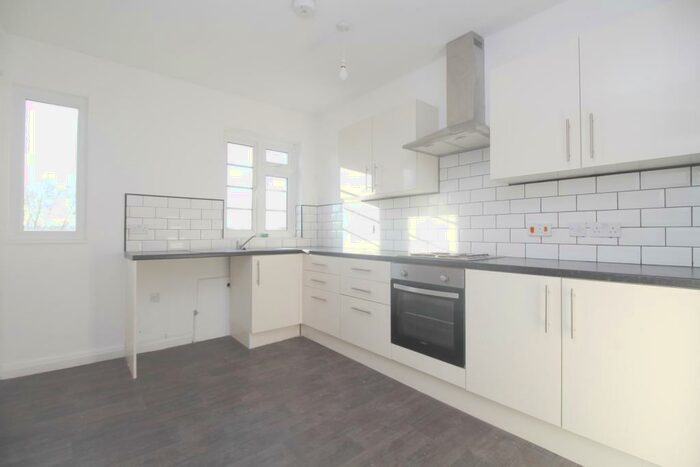3 Bedroom Flat To Rent In Blackfen Road Blackfen Parade, DA15