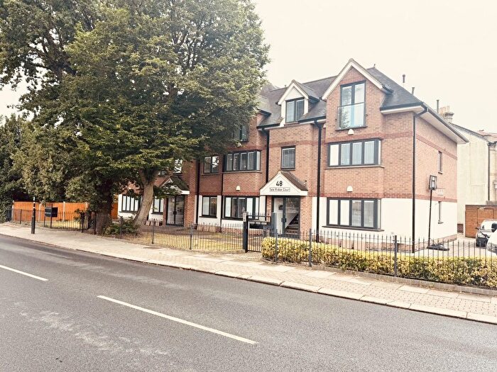 2 Bedroom Flat To Rent In The Ridgeway, Enfield, EN2