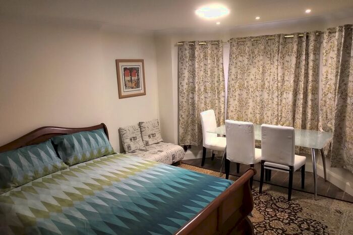 1 Bedroom Flat To Rent In Leamington Park, London, W3