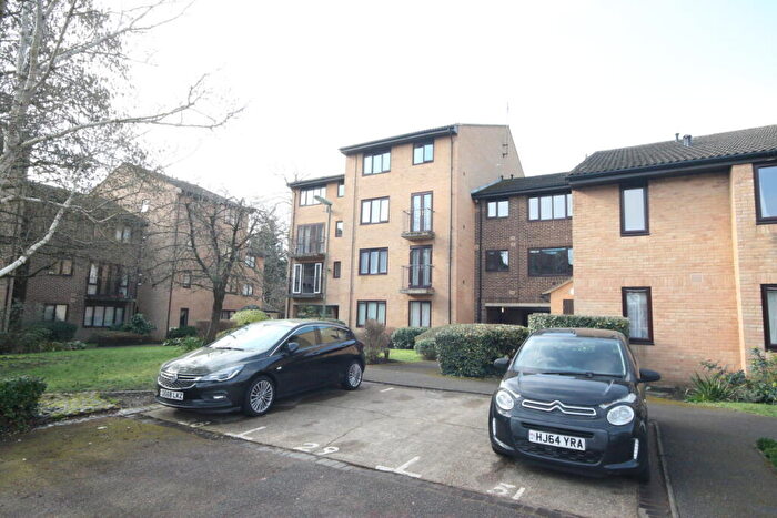 1 Bedroom Flat For Sale In Montgomery Road, Woking, GU22