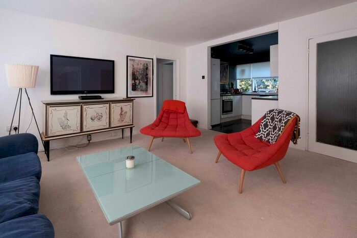 2 Bedroom Flat To Rent In Parkleys, Richmond, Surrey, TW10