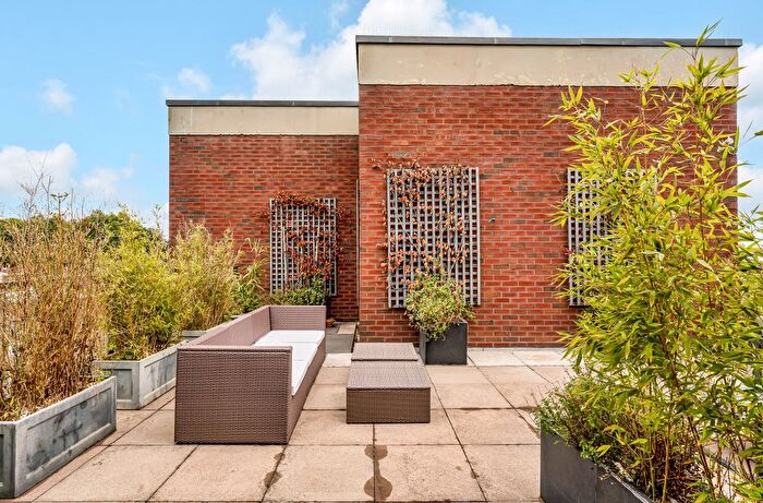 2 Bedroom Flat To Rent In Lorne Gardens, London, W11