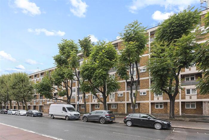 3 Bedroom Maisonette For Sale In Donegal House, Cambridge Heath Road, London, E1