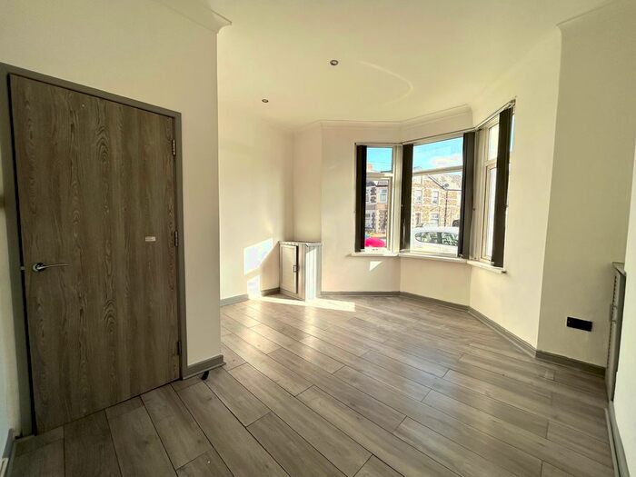 2 Bedroom Flat To Rent In Broadway, Cardiff, CF24