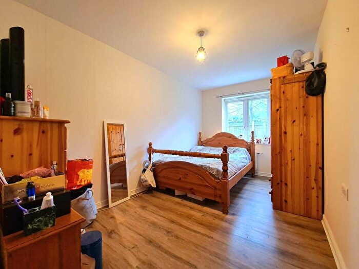 2 Bedroom Apartment To Rent In Brosse Way, Bromley, BR2