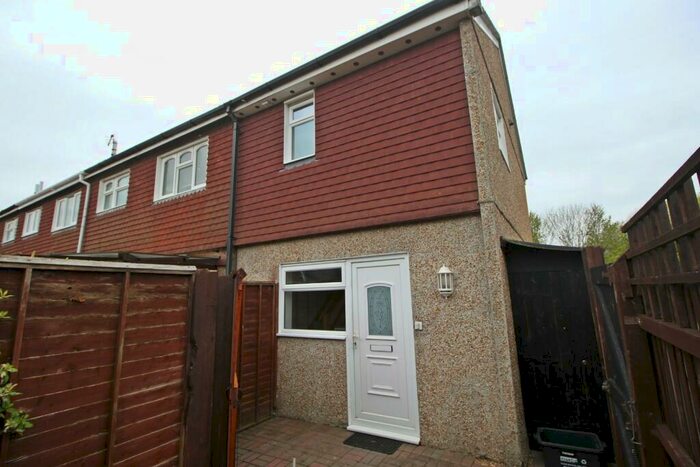 1 Bedroom Flat To Rent In Moore Crescent, Netley Abbey, Southampton, SO31