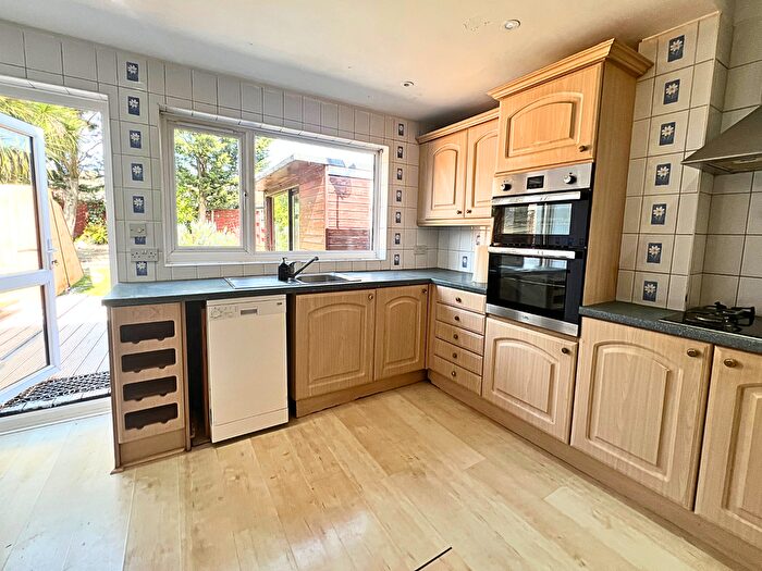 3 Bedroom Flat To Rent In Beech Avenue, Ruislip, HA4
