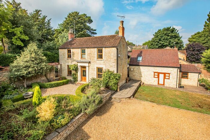 5 Bedroom Detached House To Rent In The Hollow, Wellingborough, NN9