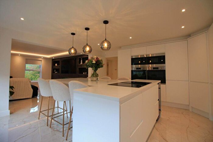 2 Bedroom Apartment To Rent In Old Park Road, Enfield, EN2