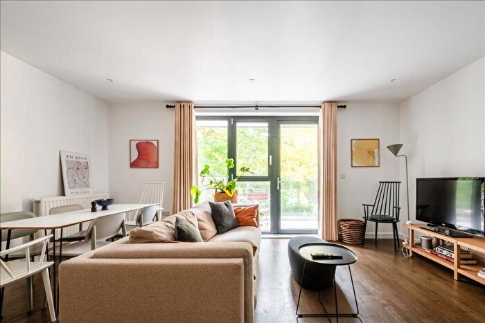 1 Bedroom Apartment For Sale In Cicely Williams Court, Haggerston, E2