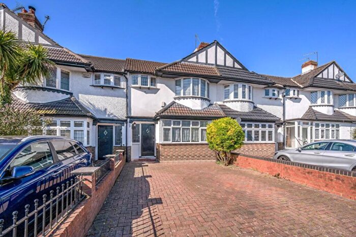 3 Bedroom Semi-Detached House To Rent In Melbourne Way, Enfield, EN1