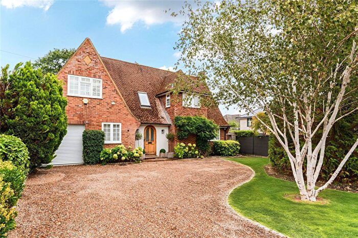 4 Bedroom Detached House For Sale In The Heronry, Walton-On-Thames, KT12