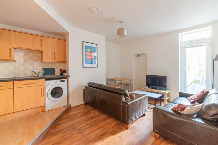 3 Bedroom Flat To Rent In Helmsley Road, Sandyford, Newcastle Upon Tyne, NE2