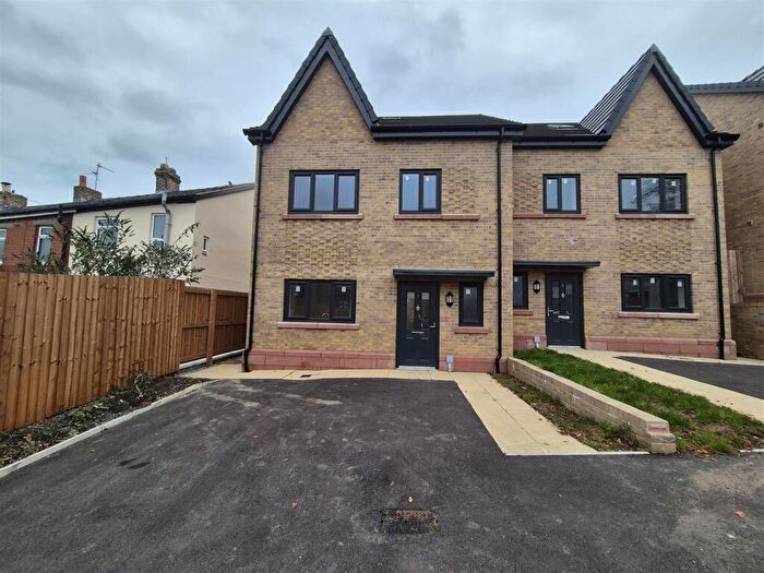 4 Bedroom Semi-Detached House To Rent In Vale Close, Mossley, OL5