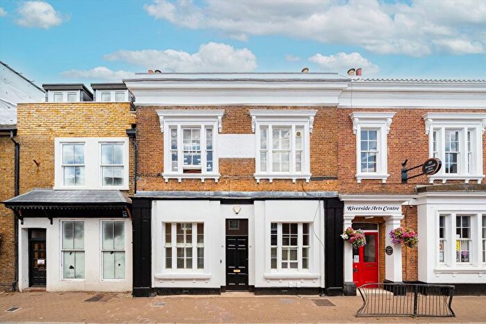 2 Bedroom Flat For Sale In Thames Street, Sunbury-On-Thames, TW16