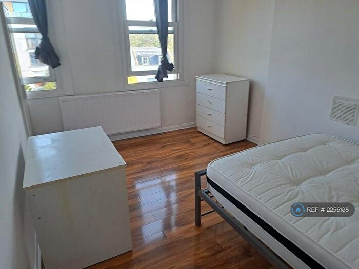2 Bedroom Flat To Rent In Lewisham Way, New Cross, SE14