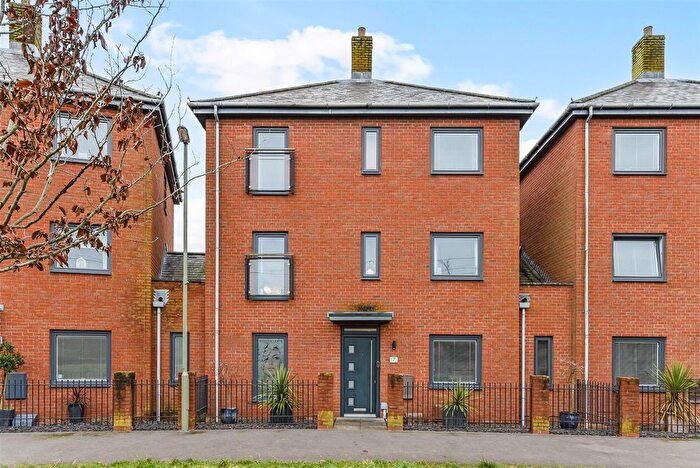 4 Bedroom Link Detached House For Sale In Darnel Crescent, Waterlooville, PO7