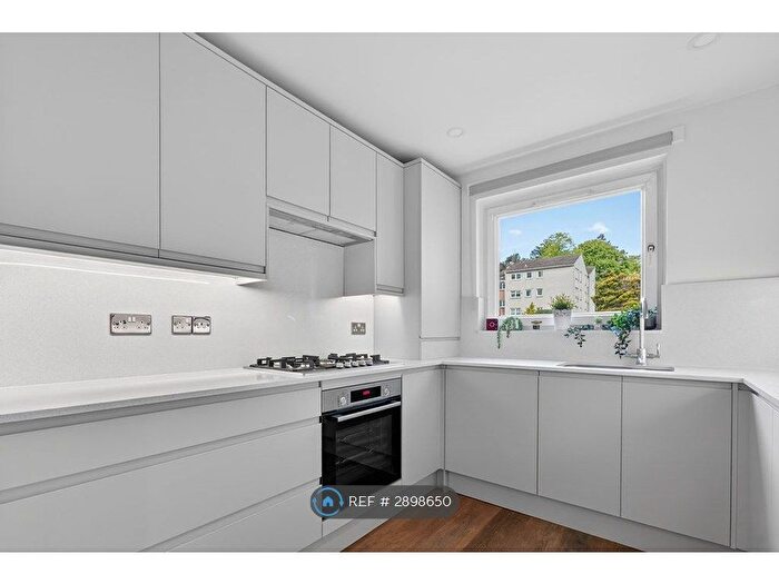 3 Bedroom Flat To Rent In Ravelston House Park, Edinburgh, EH4
