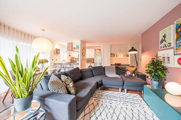 2 Bedroom Flat For Sale In Goldsmiths Row, Haggerston, London, E2