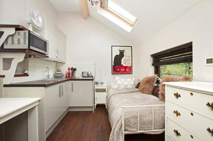 Apartment To Rent In Sunbury Avenue, London, SW14