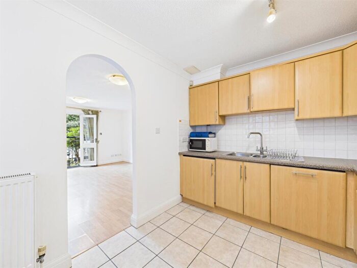 2 Bedroom Apartment To Rent In Twig Folly Close, Bethnal Green, E2