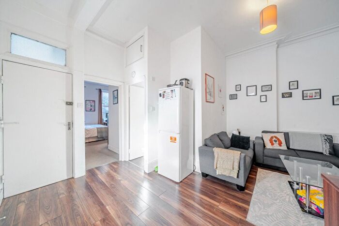 3 Bedroom Flat To Rent In Brixton Road, London, SW9