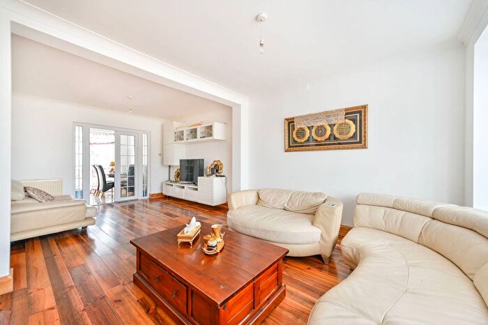 3 Bedroom Semi Detached House For Sale In Federal Road, Perivale, Greenford, UB6