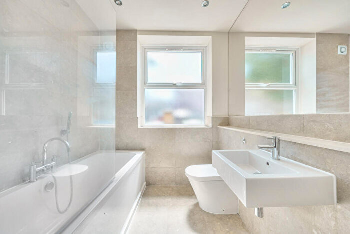 2 Bedroom Apartment For Sale In Whateley Road, London, SE22