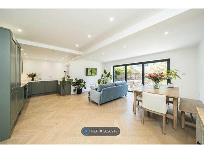 2 Bedroom Flat To Rent In Clarence Avenue, London, SW4