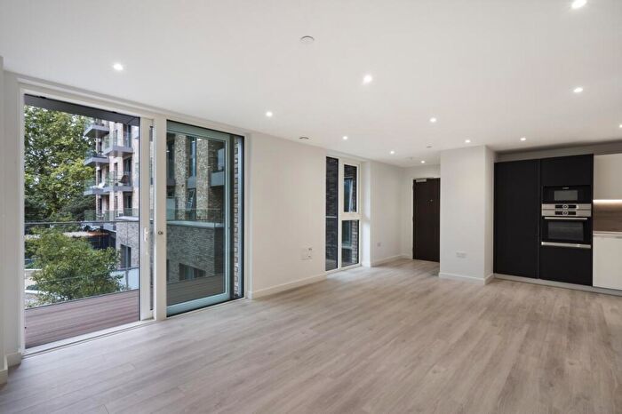 3 Bedroom Apartment To Rent In Sandpiper Building, Woodberry Down, Finsbury Park, N4