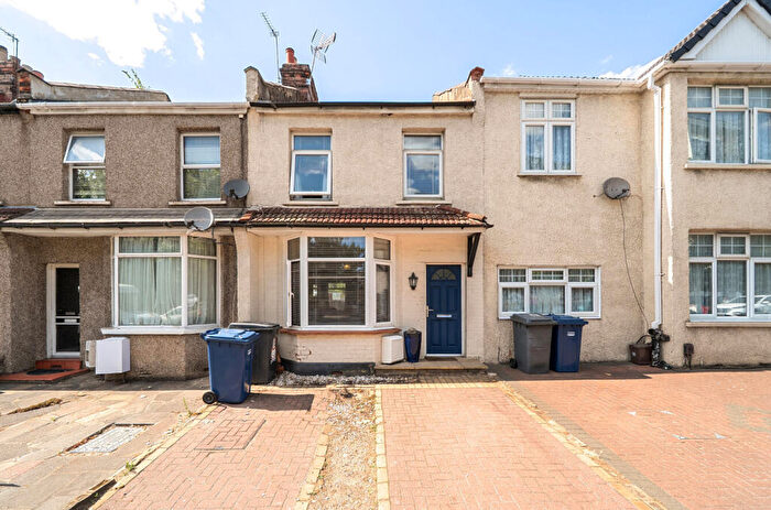 3 Bedroom Terraced House For Sale In Colindale Avenue, Colindale, NW9
