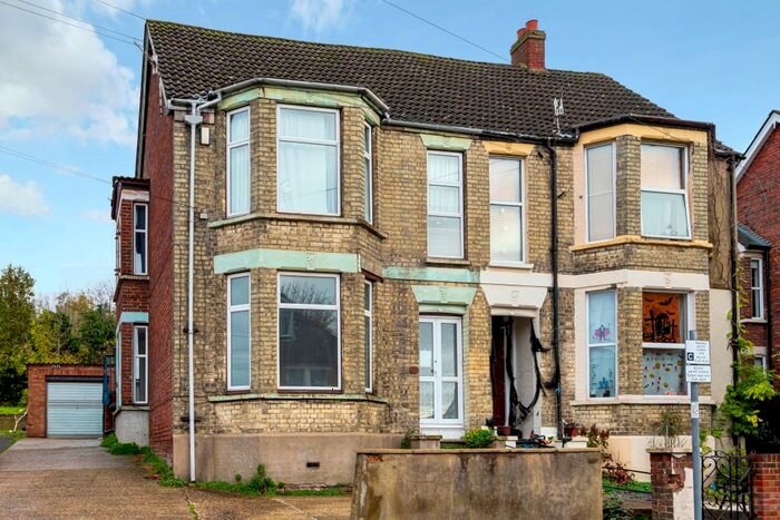 2 Bedroom Apartment To Rent In High Wycombe, Buckinghamshire, HP13