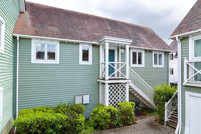 2 Bedroom Coach House For Sale In Lambe Close, Snodland, Kent, ME6