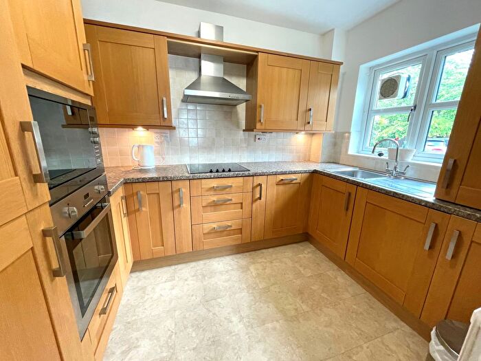 2 Bedroom Flat To Rent In Drayton Manor, Manchester, M20