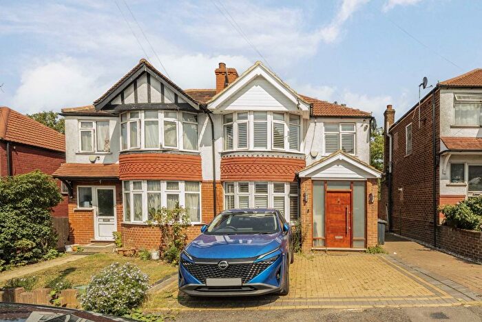 3 Bedroom Semi-detached House For Sale In Bispham Road, Acton, NW10