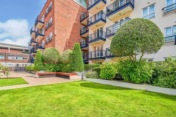 2 Bedroom Flat To Rent In Dartmouth House, Kingston Upon Thames, KT2