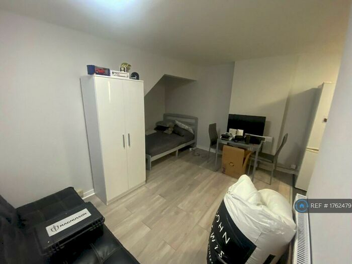 Studio To Rent In Linden House, London, NW10