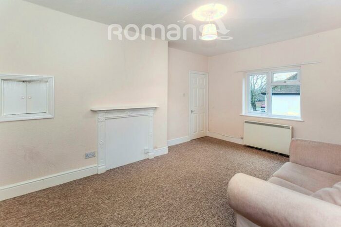 2 Bedroom Flat To Rent In Bath Road, SL6