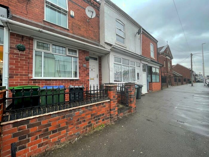 4 Bedroom House To Rent In Three Shires Oak Road, Bearwood, B67