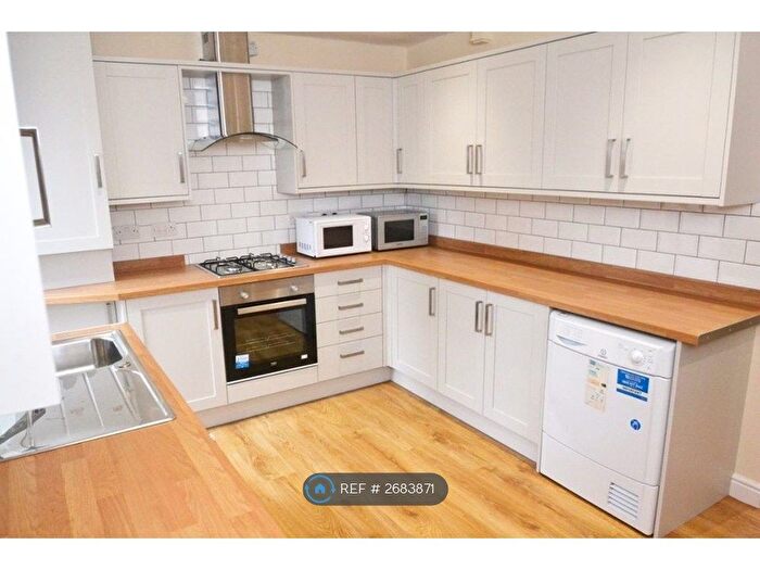 6 Bedroom Semi-Detached House To Rent In Chervil Close, Manchester, M14