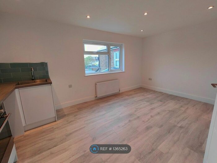 2 Bedroom Flat To Rent In Turners Hill, Cheshunt, Waltham Cross, EN8