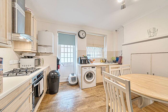 2 Bedroom Flat For Sale In Drayton Court, Chelsea, London, SW10