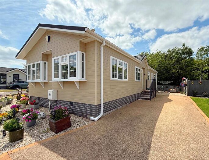 2 Bedroom Park Home For Sale In Welford Park, Barton Road, Welford On Avon, CV37