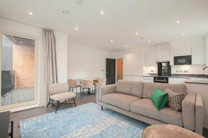 2 Bedroom Flat To Rent In A Kew Bridge Road, Brentford, TW8