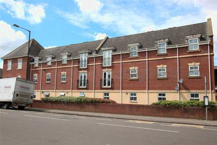 2 Bedroom Flat To Rent In Britton Gardens, Kingswood, Bristol, BS15