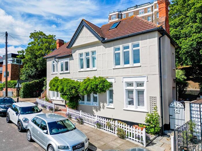 2 Bedroom Flat For Sale In Leigh Park Road, Leigh-On-Sea, SS9
