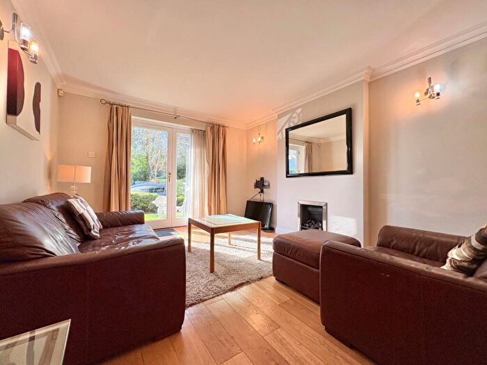 2 Bedroom Flat To Rent In Quarry Dene, Weetwood, Leeds, LS16