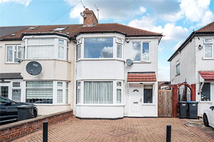 3 Bedroom End Of Terrace House For Sale In New Park Avenue, Palmers Green, London, N13